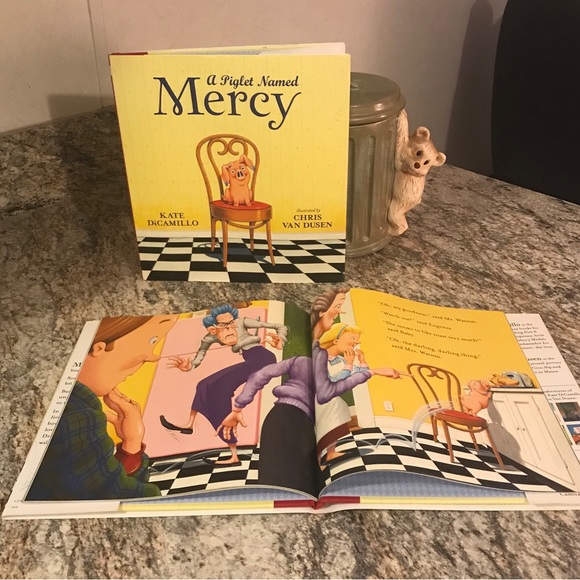 A Piglet Named Mercy by Kate DiCamillo (illustrated by Chris Vandusen - Picture 2 of 8